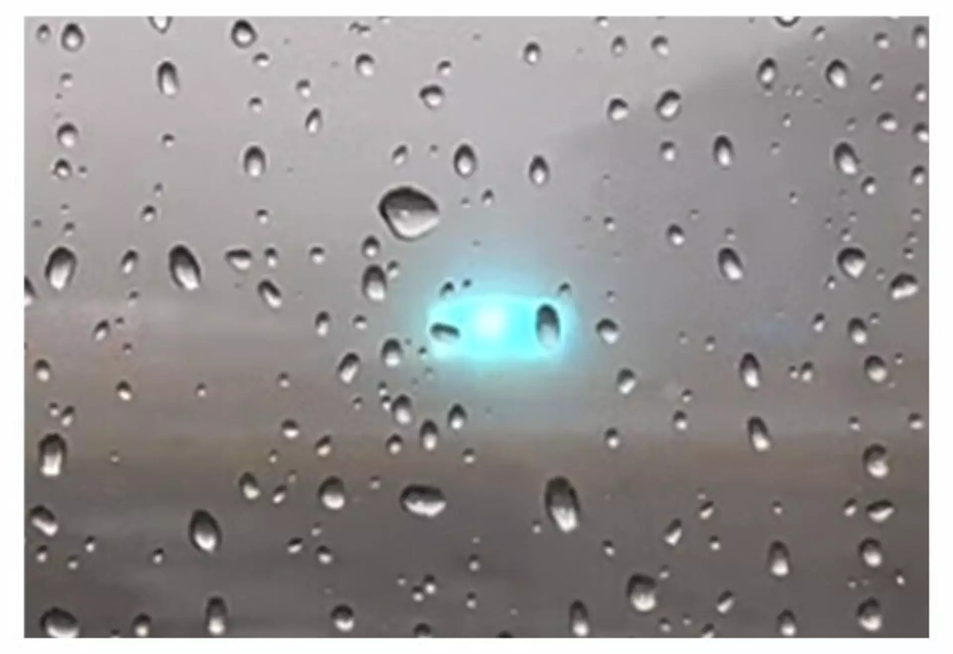 Des éclairs bleus électriques jaillissent du treuil au sol, capturés judicieusement à bonne distance. Il vous faudra imaginer les bruits de crépitement.