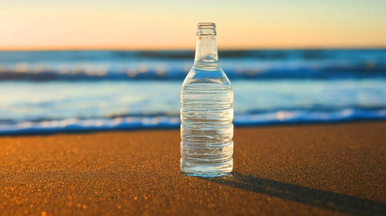 « La révolution des océans commence » : ce nouveau plastique extraordinaire se désintègre en mer en quelques heures seulement, un exploit historique pour l&rsquo;environnement