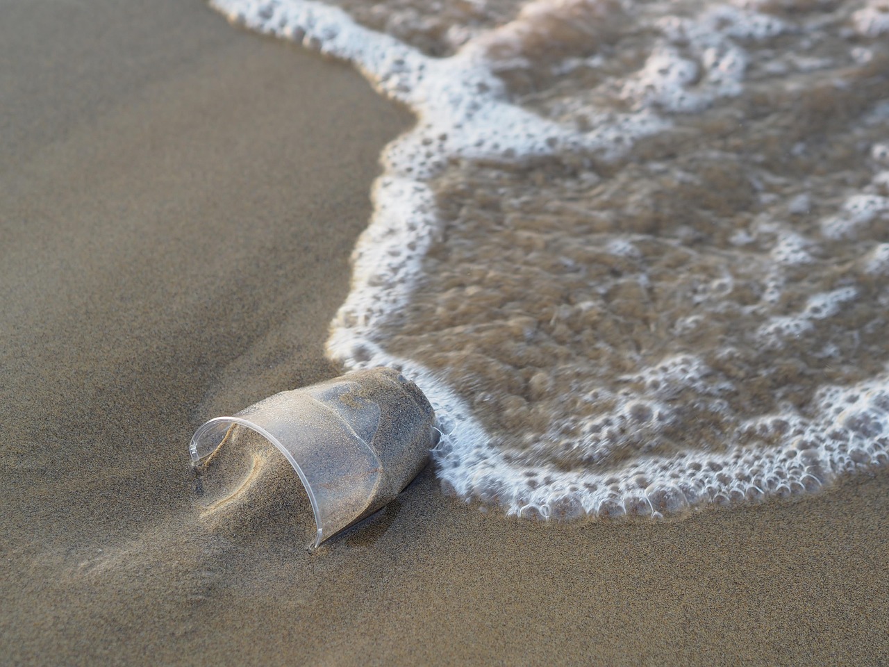 « La révolution des océans commence » : ce nouveau plastique extraordinaire se désintègre en mer en quelques heures seulement, un exploit historique pour l&rsquo;environnement