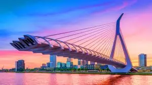 « Les Pays-Bas transforment l'impossible en réalité » : une pale d'éolienne morte devient un pont 3D futuriste et stupéfiant en un temps record