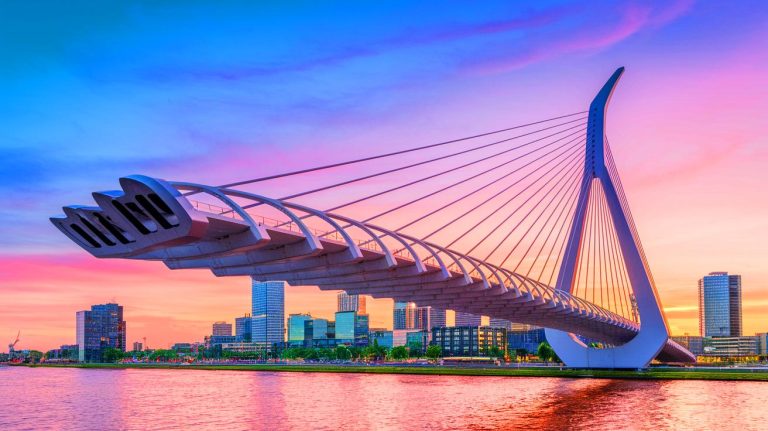 « Ces ingénieurs néerlandais repoussent les limites » : une pale d’éolienne hors service transformée en pont imprimé en 3D révolutionne le recyclage industriel
