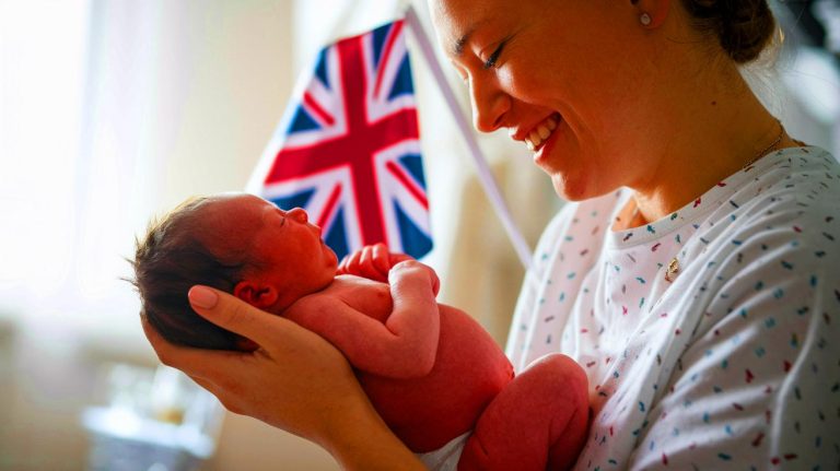 « Miracle médical stupéfiant » : une greffe d’utérus permet une naissance historique au Royaume-Uni dans un exploit scientifique jamais vu