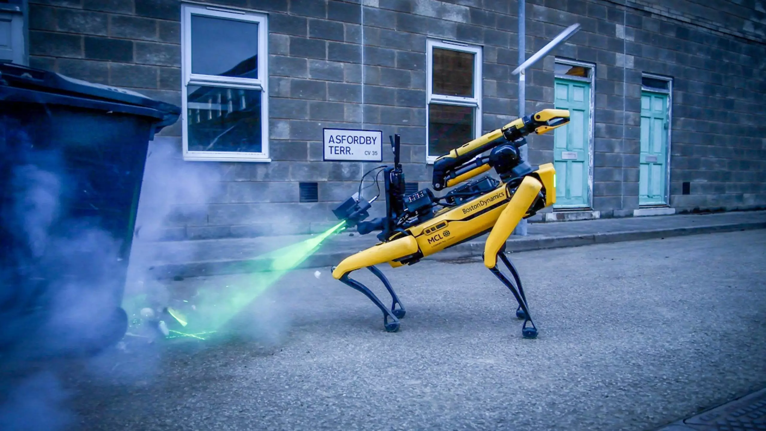 Un chien robot identifie une bombe pour la désamorcer