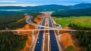 « Une prouesse architecturale inégalée » : le plus grand passage pour la faune sauvage du monde s'élève au-dessus de l'autoroute 101 aux États-Unis, un défi colossal pour la biodiversité en péril