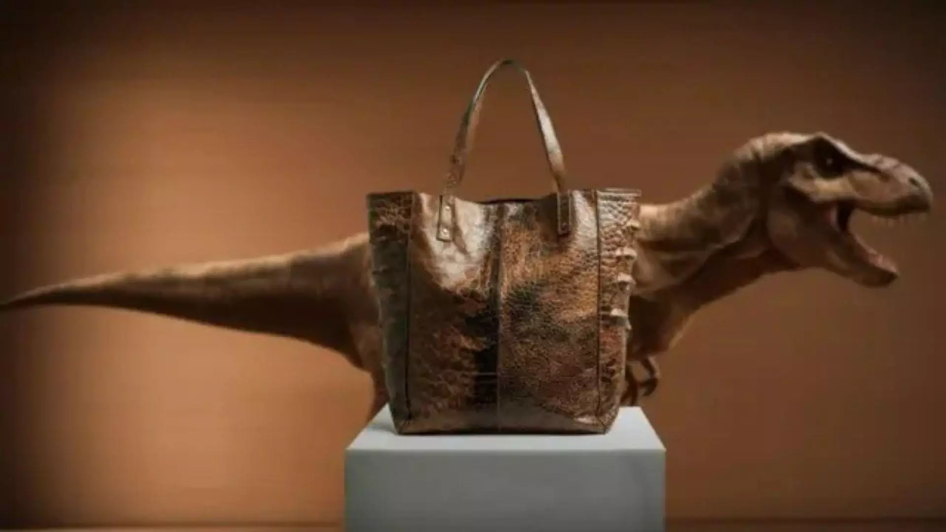 Un premier sac en cuir conçu à partir de l'ADN d'un T. rex pourrait voir le jour cette année.