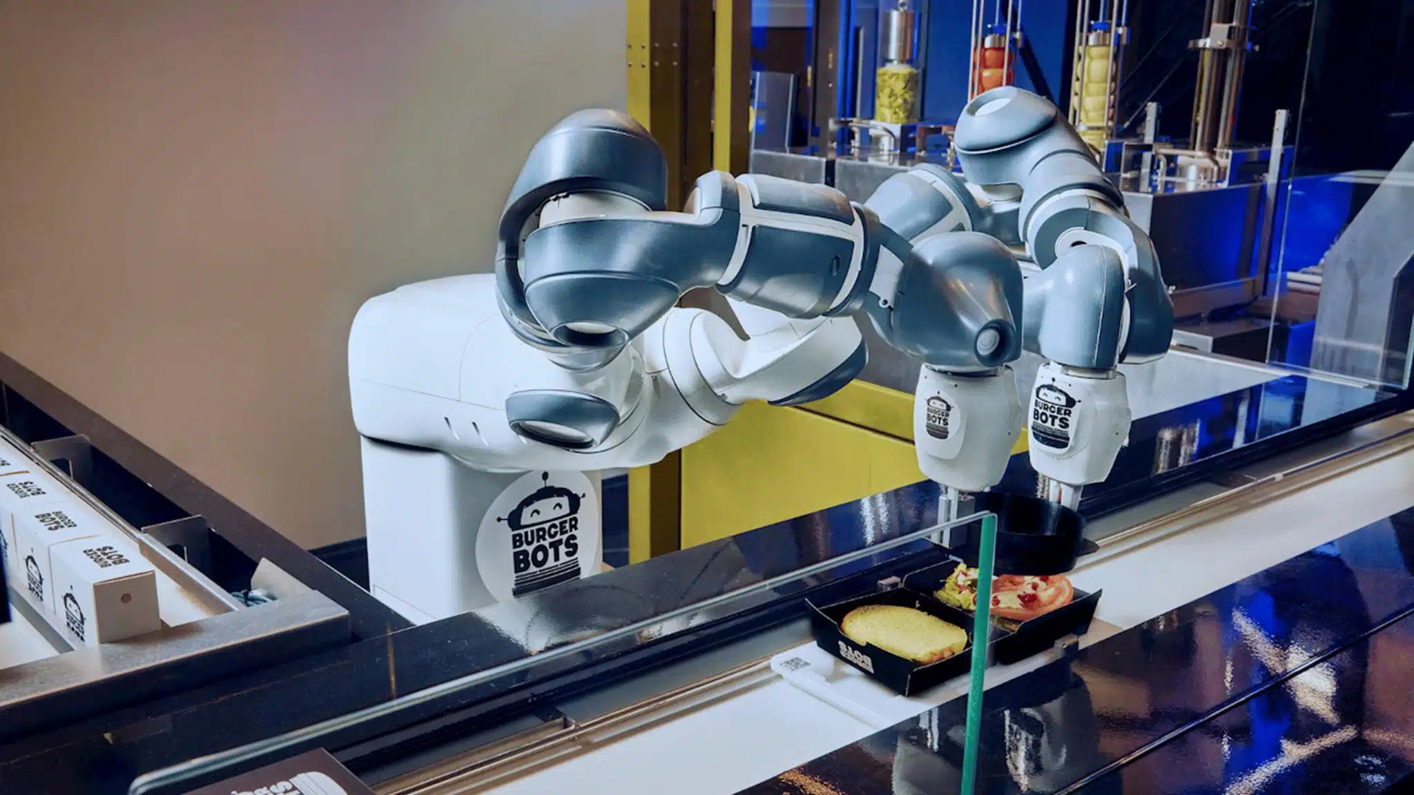 Ajouter des graphismes adorables à un robot donne vraiment l'impression qu'il est ravi de préparer votre burger