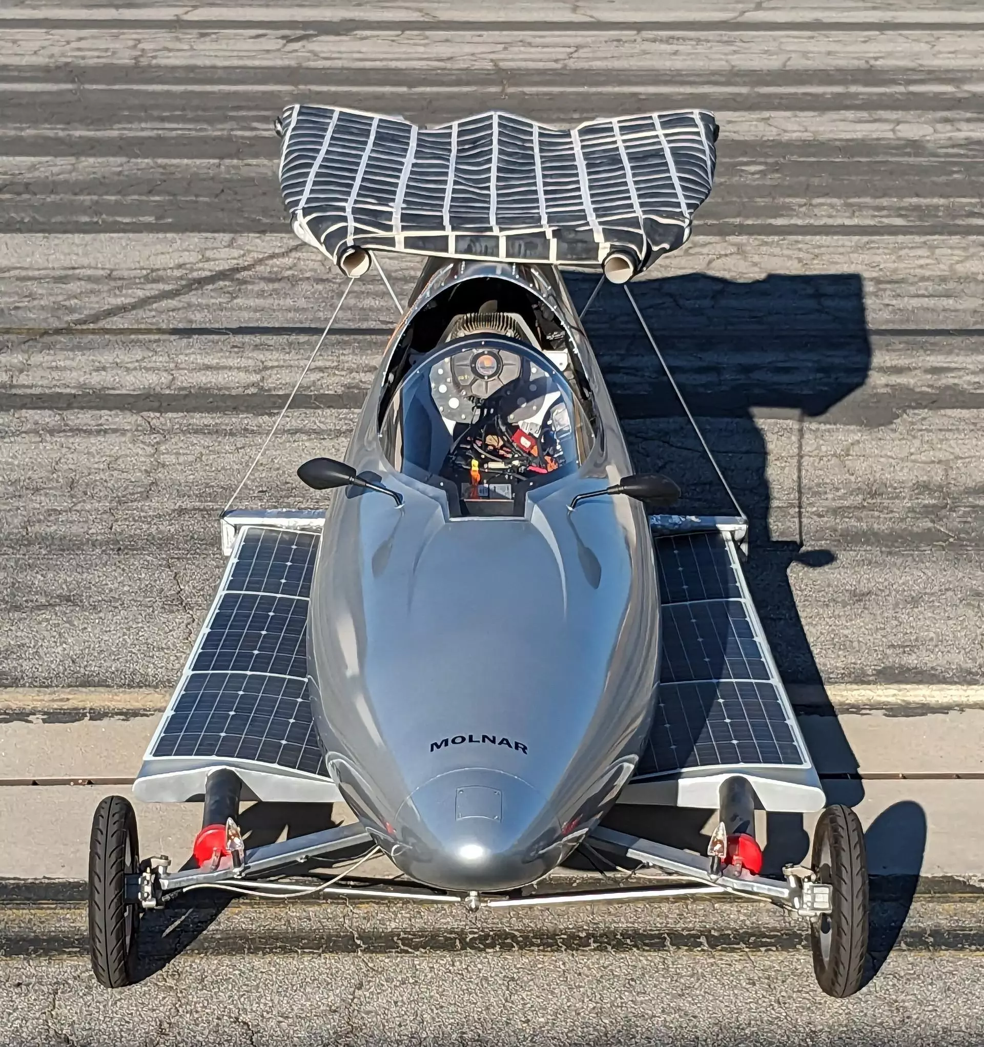 Le Streetwing peut se recharger grâce à des panneaux solaires lorsqu'il est en attente entre deux parcours ou vols