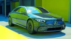Illustration de la peinture solaire innovante sur une voiture électrique de Mercedes-Benz (création par IA, non réaliste). Crédit : Ideogram