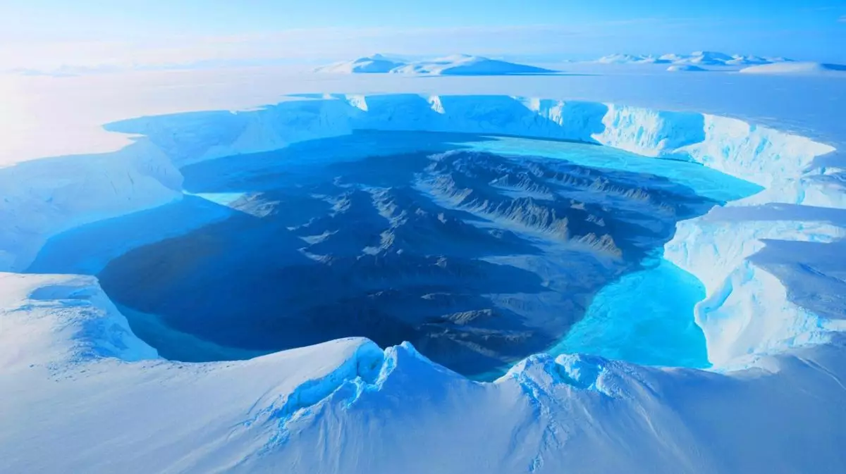 Illustration de la chaîne montagneuse de Gamburtsev cachée sous la glace de l'Antarctique. Image réalisée par IA.