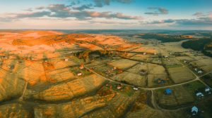 Illustration de l'estimation sous-évaluée des populations rurales dans le monde. Image réalisée par IA.