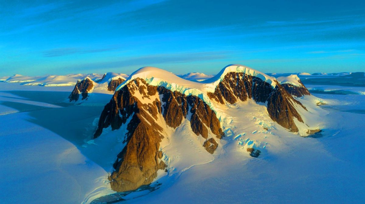 Illustration de montagnes cachées sous la glace de l'Antarctique révélant une histoire géologique fascinante. Image réalisée par IA.