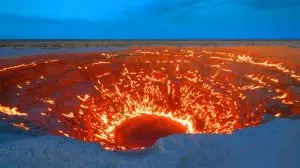 Illustration de la Porte de l'Enfer de Darvaza avec ses flammes affaiblies. Image réalisée par IA.