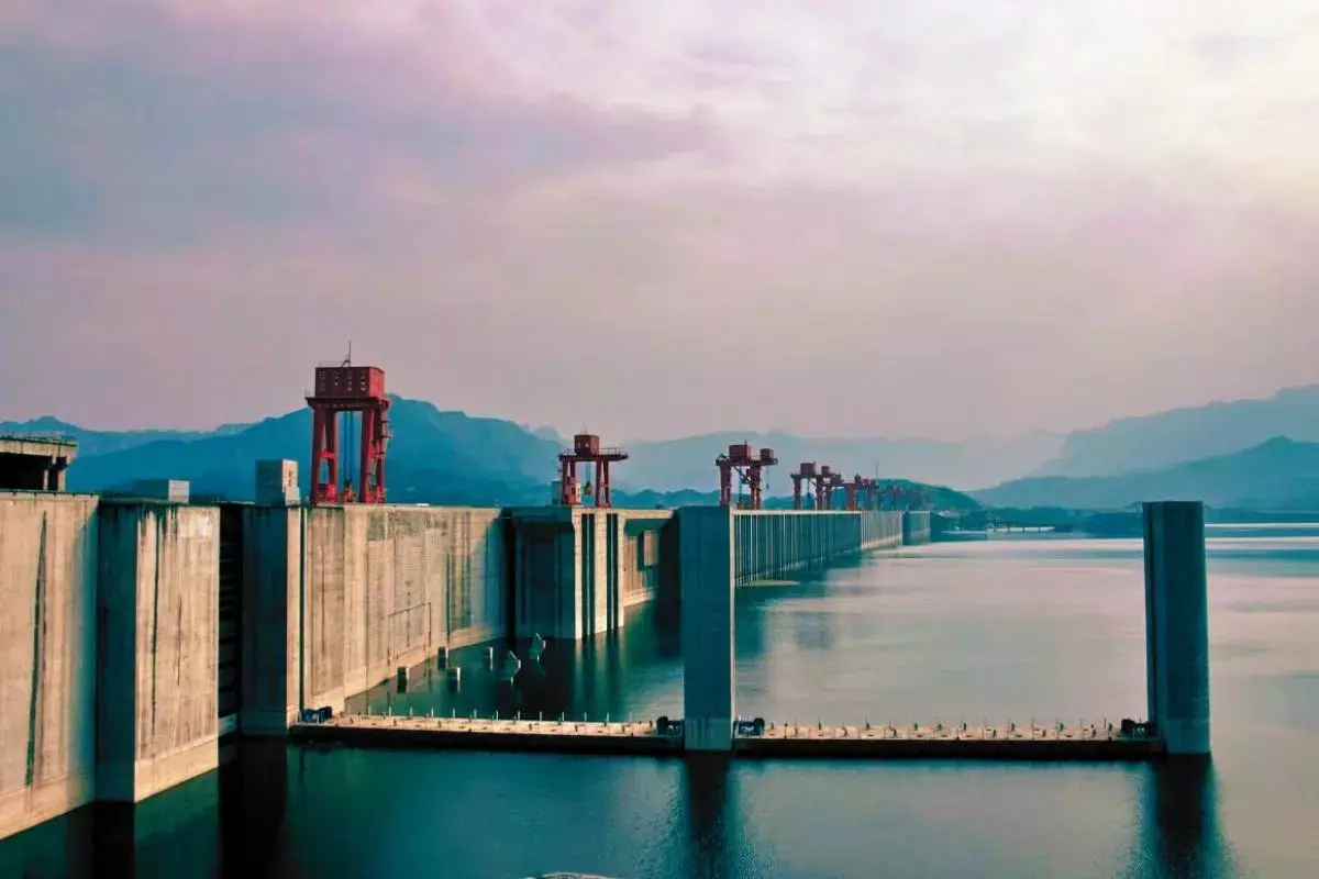 L'édification du barrage des Trois Gorges, réalisée entre 1994 et 2012, a représenté un investissement monumental dépassant les 20 milliards de dollars.