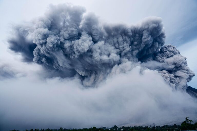 Quand les volcans deviennent des usines à glace : la découverte scientifique qui bouleverse notre compréhension des éruptions et du climat mondial