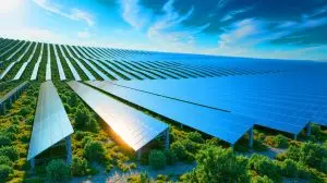 Illustration de la construction de centrales photovoltaïques en Andalousie par Eiffage. Image réalisée par IA.