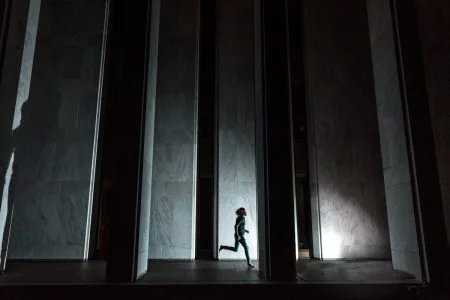 Sécurité nocturne : les nouvelles technologies éclairent les courses après le coucher du soleil Dynamic silhouette of a person running through an urban setting with dramatic lighting.