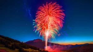 Illustration de l'énorme feu d'artifice record tiré depuis l'Emerald Mountain, générée par intelligence artificielle.