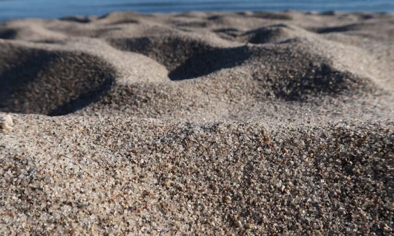 Ces grains de sable cachent un secret millénaire : découvrez l&rsquo;incroyable voyage du sable des plages du monde entier qui pourrait bien vous surprendre