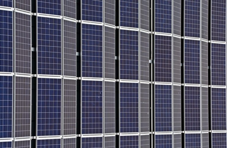 « Ces vieux panneaux solaires font des miracles » : transformer le CO2 des centrales électriques en produits chimiques précieux, une avancée incroyable de l&rsquo;énergie verte