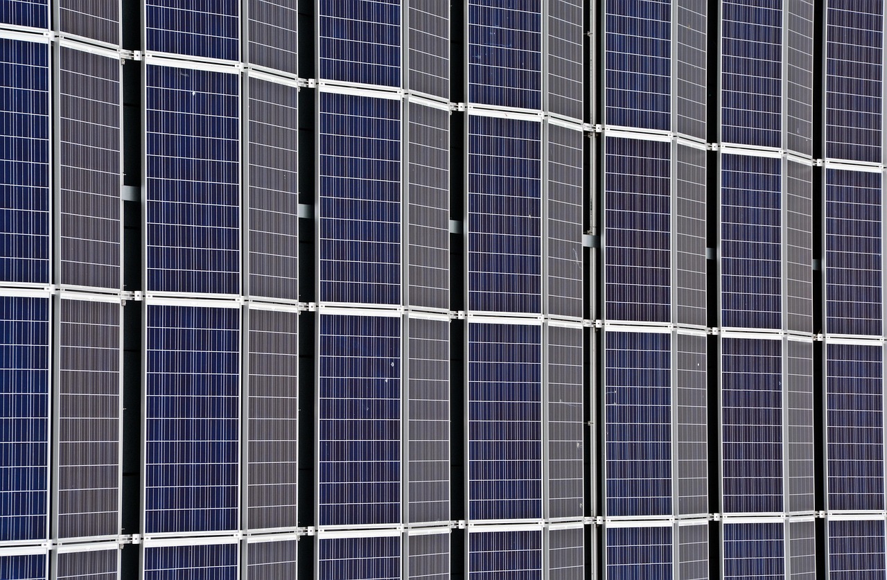 « Ces vieux panneaux solaires font des miracles » : transformer le CO2 des centrales électriques en produits chimiques précieux, une avancée incroyable de l&rsquo;énergie verte