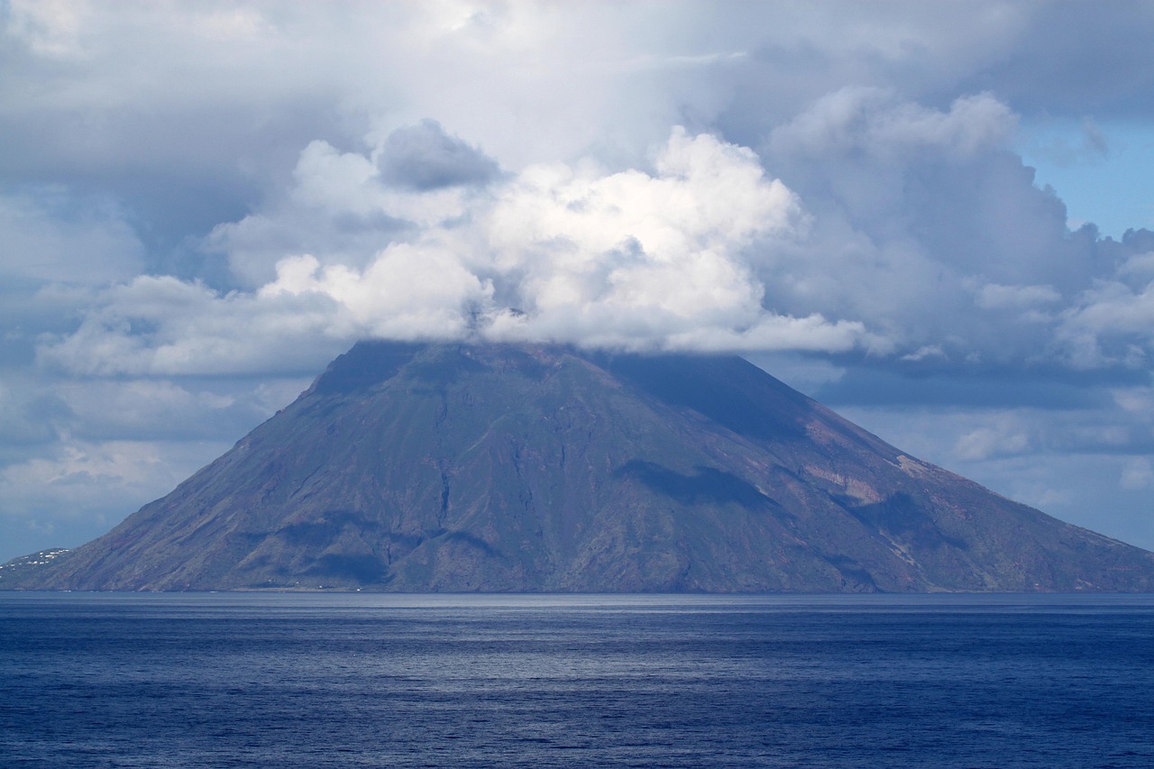 La planète en danger : des éruptions cataclysmiques imminentes des supervolcans Stromboli et Eyjafjallajökull sèment la panique mondiale