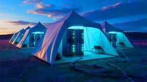 Illustration de l'installation de centres de données sous des tentes par Meta, générée par intelligence artificielle.