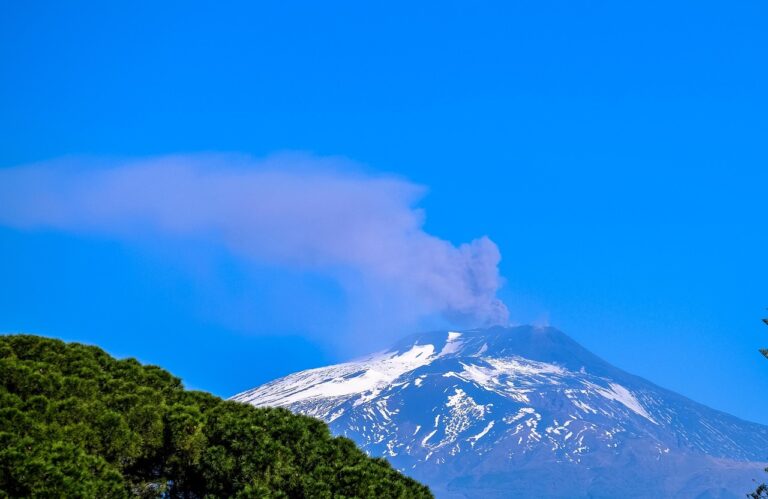 « Un spectacle apocalyptique » : les images incroyables de l&rsquo;éruption de l&rsquo;Etna capturées depuis l&rsquo;espace captivent le monde entier