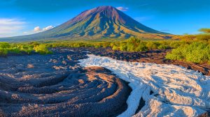 Illustration de l'Ol Doinyo Lengaï, le volcan tanzanien aux coulées de lave passant du noir au blanc.