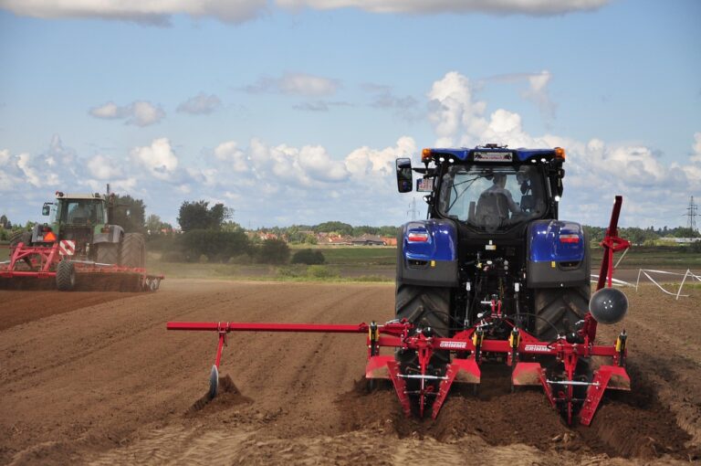 « Ils sont devenus fous ! » : les tracteurs des agriculteurs contrôlés par un mystérieux signal spatial, chaos total