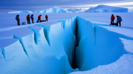 Illustration de la polynie de Maud Rise en Antarctique, révélant des dynamiques climatiques et océanographiques complexes.