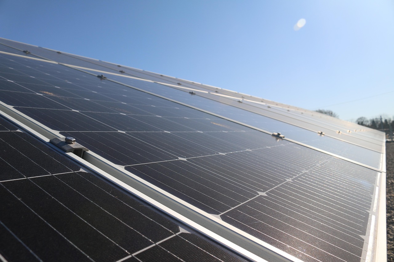 « Une centrale solaire mobile pour 156 logements, c’est la preuve que l’autonomie énergétique devient réalité » : cette solution divise élus et industriels sur son avenir