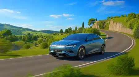 Illustration de la nouvelle voiture hybride rechargeable BYD Seal 06 DM-i avec une autonomie de 2 000 kilomètres.