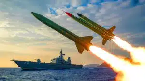 Illustration de la présentation des missiles hypersoniques chinois YJ-21 et DF-17 lors de la parade de la Victoire à Pékin.