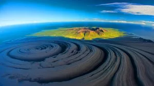 Illustration de spirales nuageuses au-dessus de Heard Island révélant les interactions entre vents puissants et relief volcanique.
