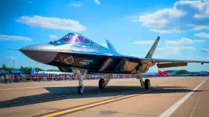 Illustration de l'avion de chasse furtif J-20 lors de sa présentation au salon aéronautique de Changchun.