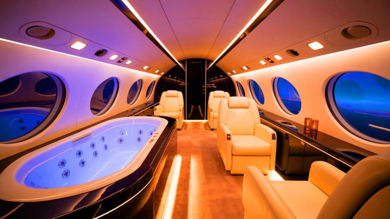 « Robinets en or et jacuzzi à bord » : découvrez l&rsquo;avion d&rsquo;affaires le plus luxueux qui bouleverse le monde aérien