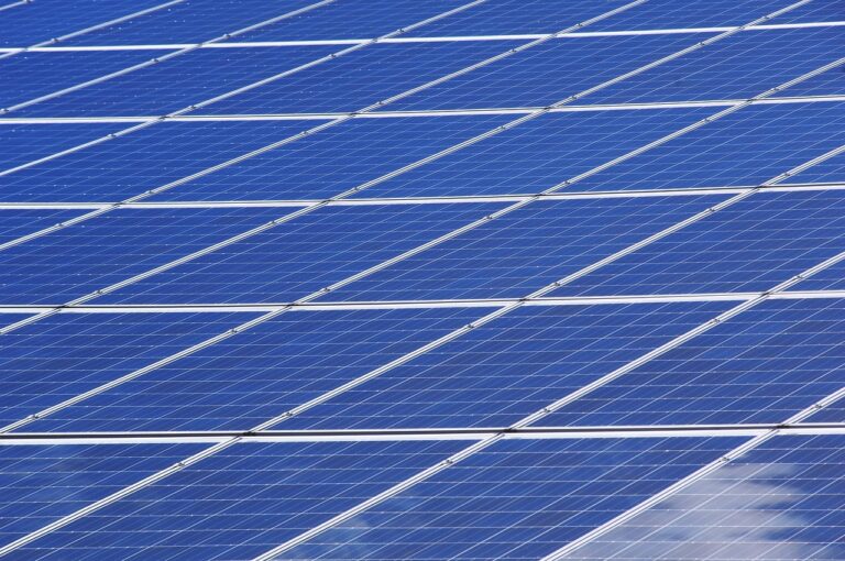 « L’Afrique est-elle au bord d’un boom solaire » : une transition historique pourrait réduire la dépendance aux énergies fossiles