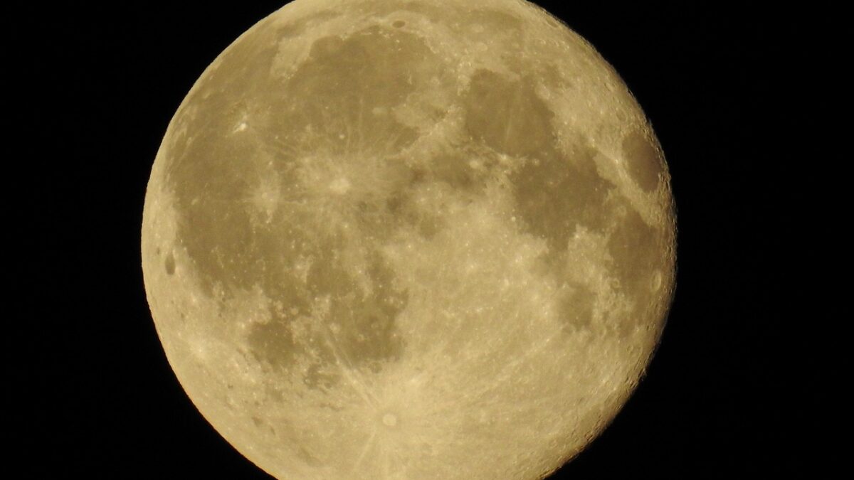 Pleine Lune sur fond noir, avec ses mers sombres et ses cratères bien visibles.