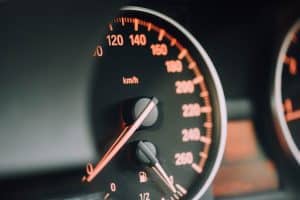 Les fondamentaux pour bien protéger son véhicule : comprendre les garanties et adapter son contrat à ses besoins closeup photo of black analog speedometer