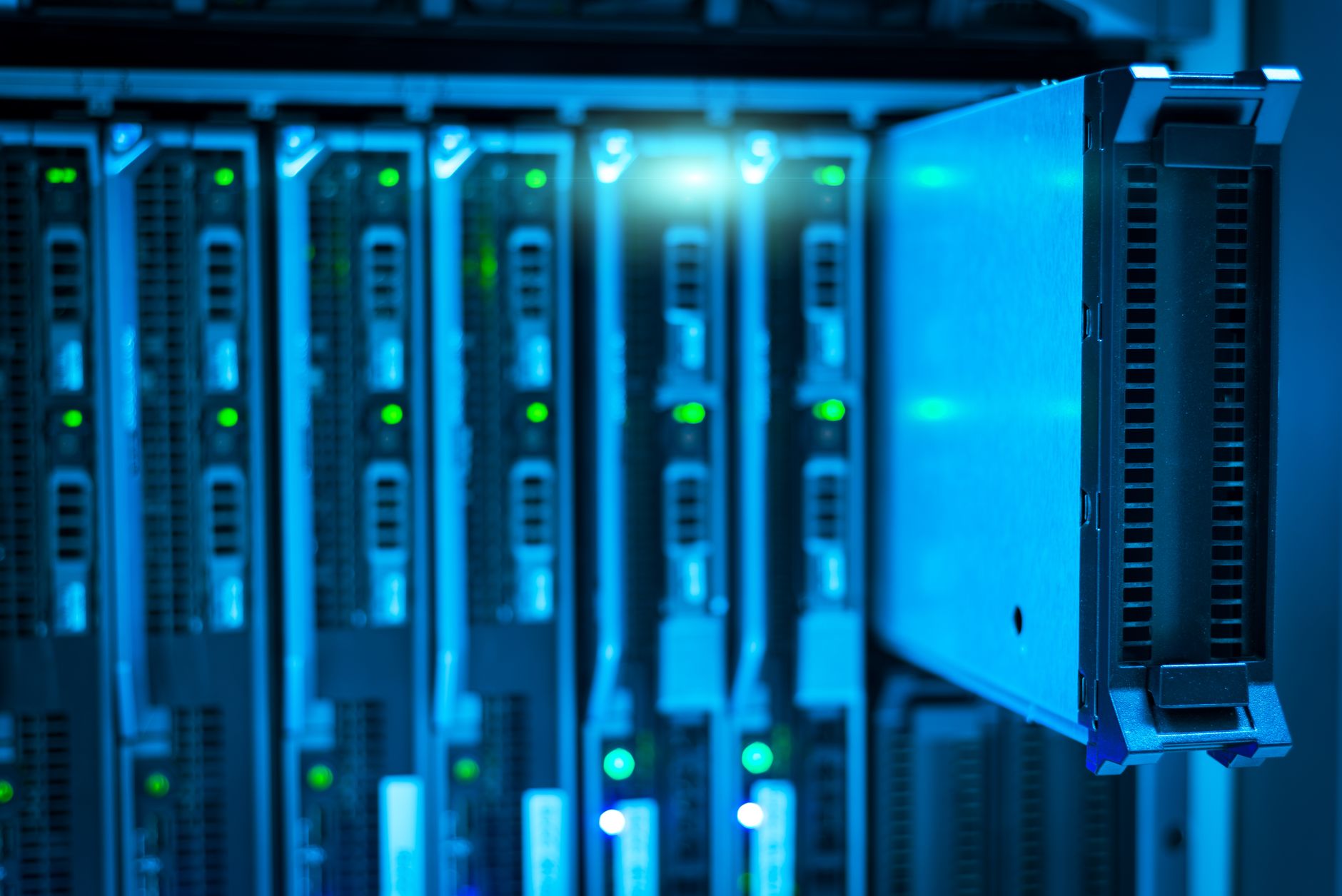Vue détaillée d'une baie de serveurs axée sur la technologie et le stockage de données.