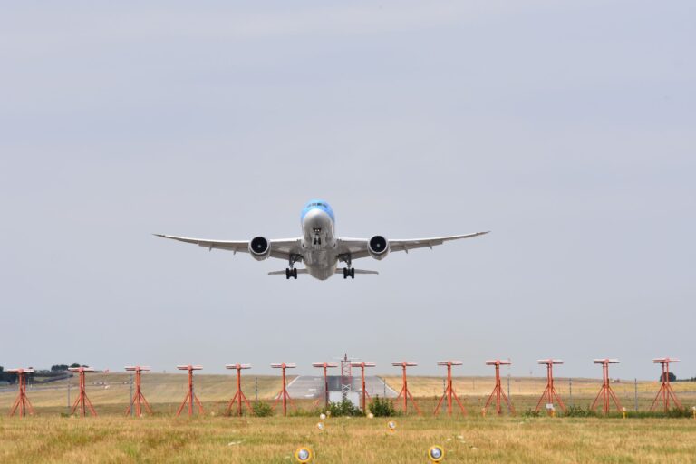 Aucun plan de décarbonation de l’aviation ne respecte toutes les limites planétaires