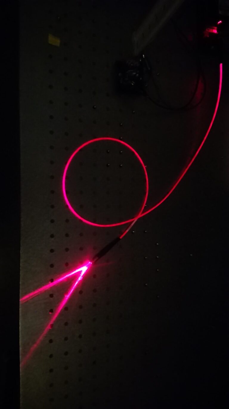MIT : une feuille souple à fibres optiques reconstitue sa forme en 3D, erreur sous 0,4 cm