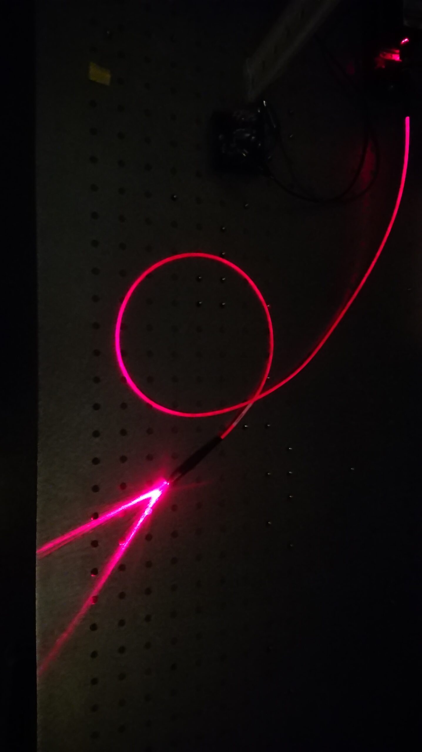 MIT : une feuille souple à fibres optiques reconstitue sa forme en 3D, erreur sous 0,4 cm
