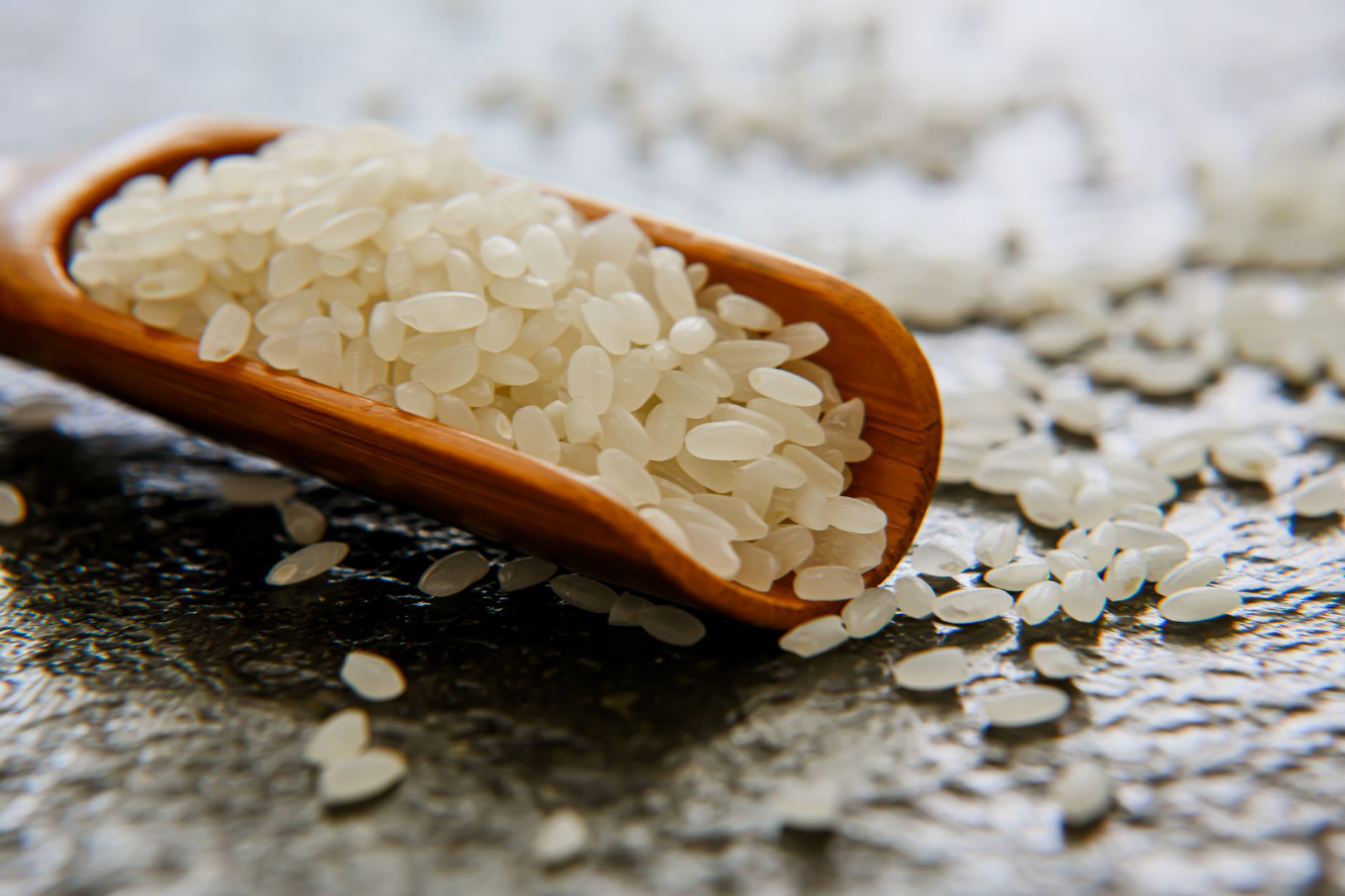 Un métamatériau à base de riz change de rigidité selon la vitesse de la contrainte